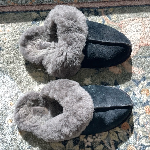 UGG Shearling Lined Suede Slippers Black Women’s Size 7 EU 38 - Picture 2 of 7